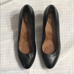 Clark’s black leather heels like new